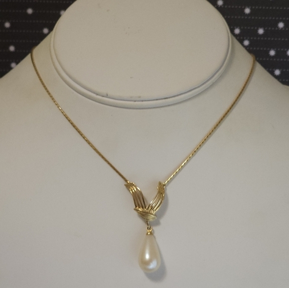 Richelieu Simple Gold Tone Teardrop Pearl Necklace - Picture 5 of 5